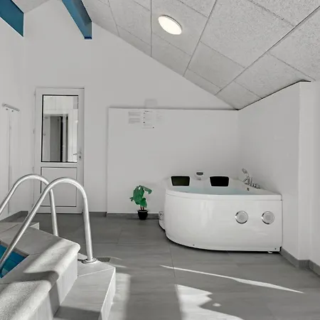 Cozy In Hadsund With Indoor Swimming Pool بيت للعطل *